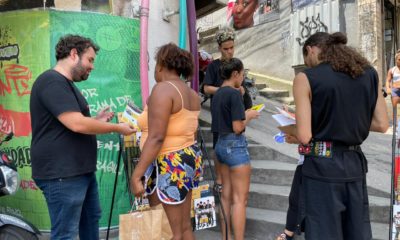 Ocupação literária: Projeto 'Livro de Rua' distribuiu exemplares gratuitos na Rocinha nesta sexta (Foto: Divulgação)