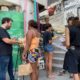 Ocupação literária: Projeto 'Livro de Rua' distribuiu exemplares gratuitos na Rocinha nesta sexta (Foto: Divulgação)