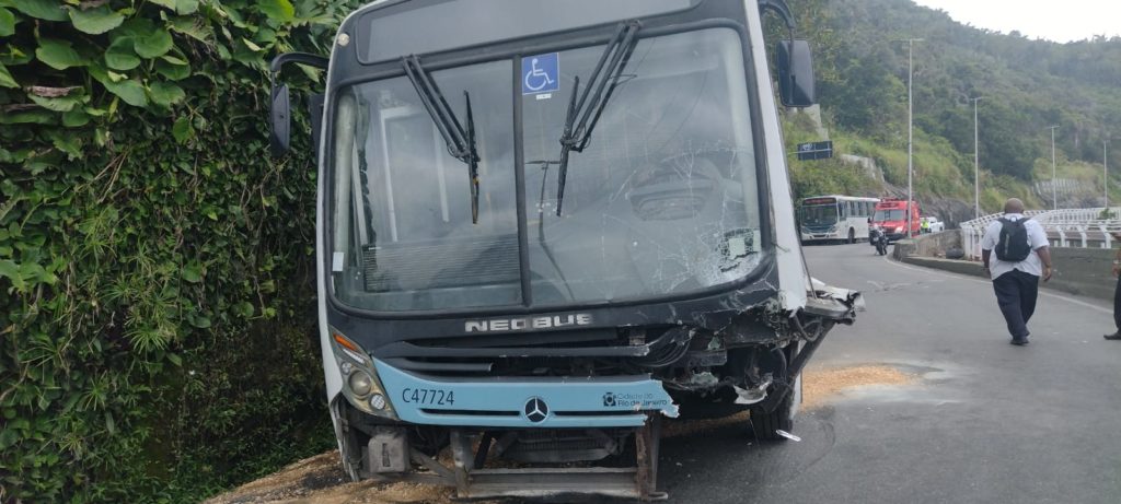 Acidente entre carro e ônibus interdita a Avenida Niemeyer, na Zona Sul do Rio
