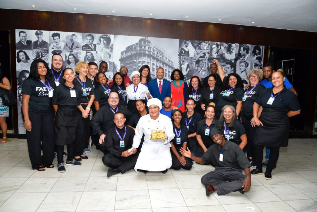 Em celebração ao mês da Consciência Negra, alunos da Faetec produzem evento para convidados e autoridades africanas