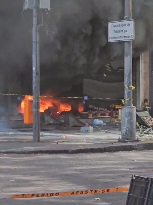 Incêndio interdita via no Largo do Machado, na Zona Sul do Rio (Foto: Reprodução)