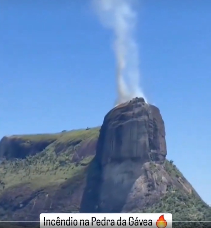 Incêndio atinge Pedra da Gávea, na Zona Sul do Rio (Foto: Divulgação)