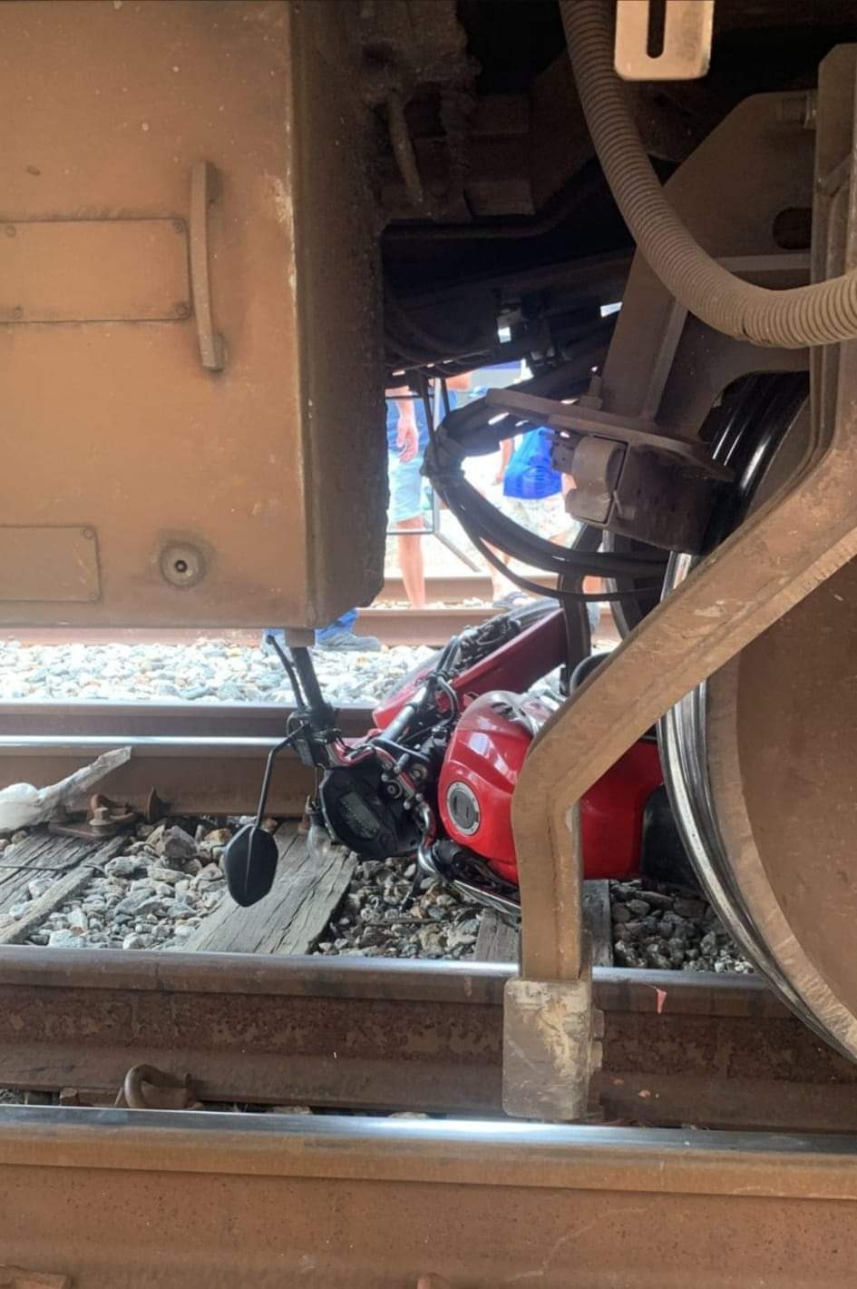 Motociclista sofre acidente grave após tentar atravessar passagem de nível de trem na Baixada (Foto: Reprodução)