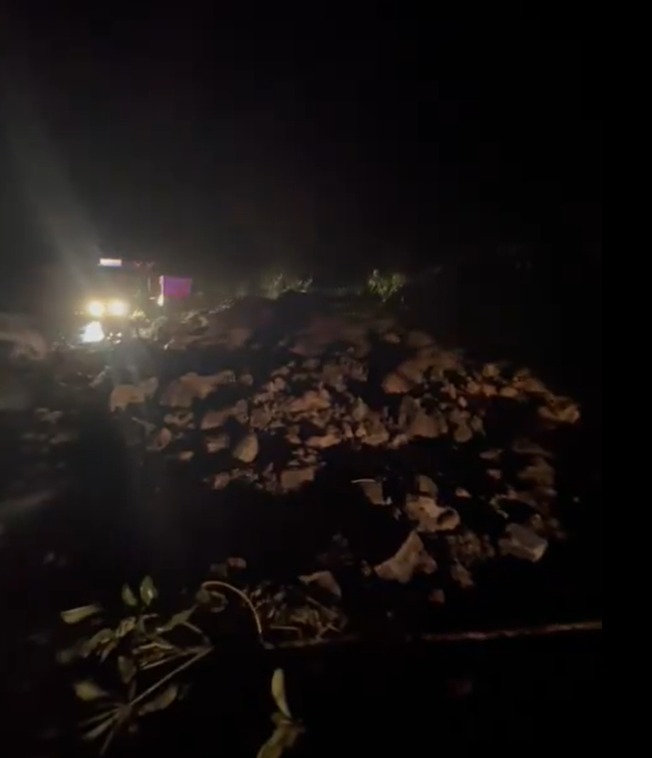 Após queda da barreira, pista de Mangaratiba é liberada ao trânsito (Foto: Divulgação)