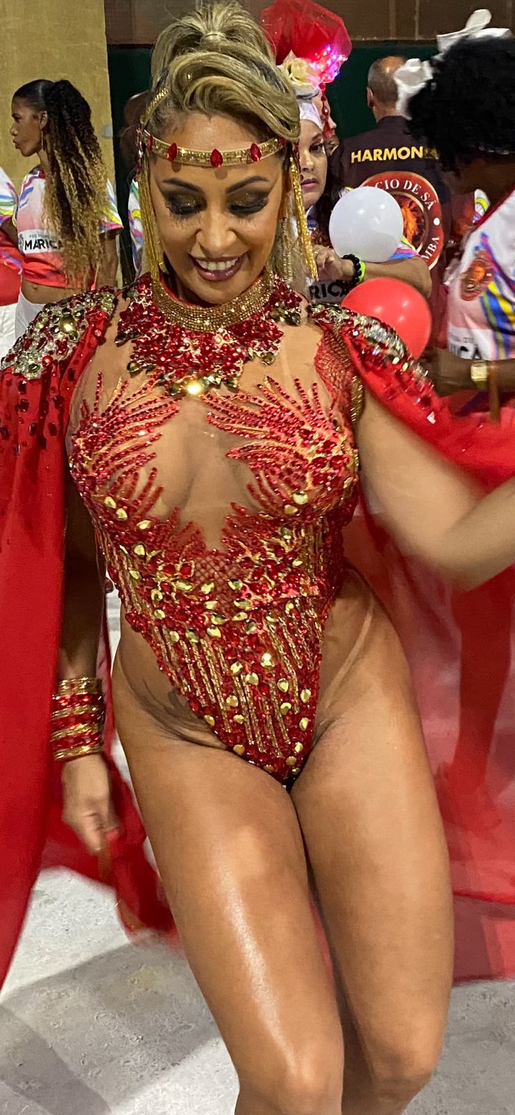 Musa da Estácio de Sá, Alessandra Mattos ousa com body cavado em look de R$ 10 mil em mini ensaio (Foto: Fabiano Silva/ Divulgação)