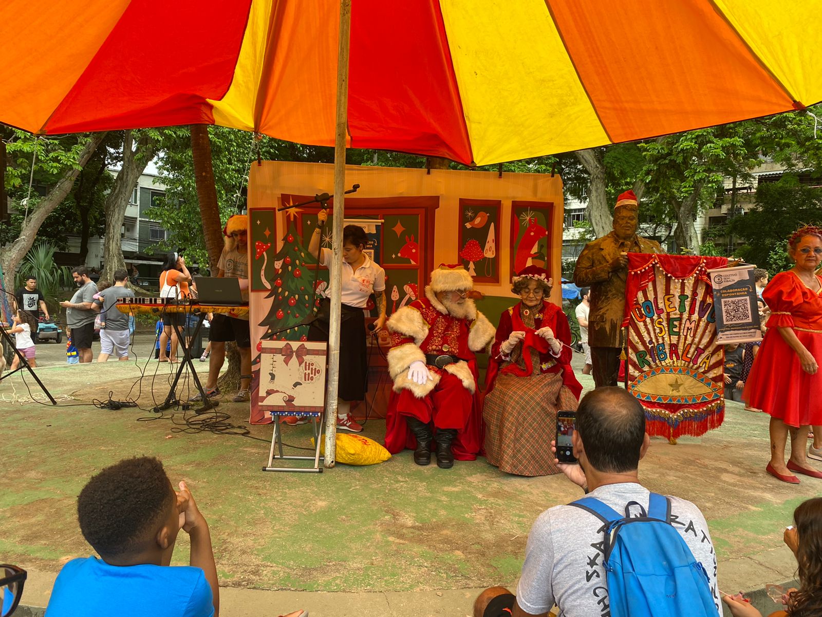 Papai Noel marca presença e anima a criançada na Tijuca (Foto: Mylenna Vianna/ Super Rádio Tupi)