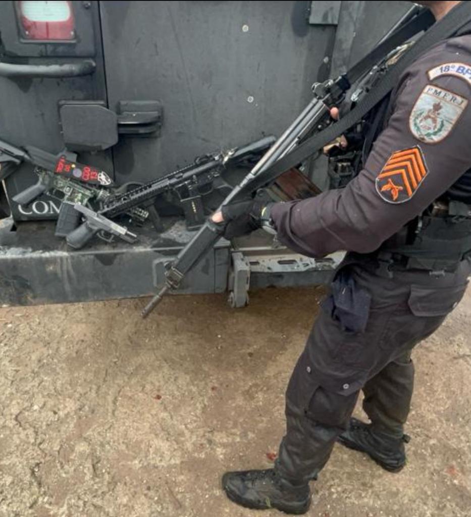 Polícia apreende fuzis em operação na Cidade de Deus