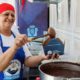 A paraibana Josefa Maria Galdino, de 59 anos e moradora do Terreirão, é uma das cozinheiras da Cozinha Comunitária do Terreirão
