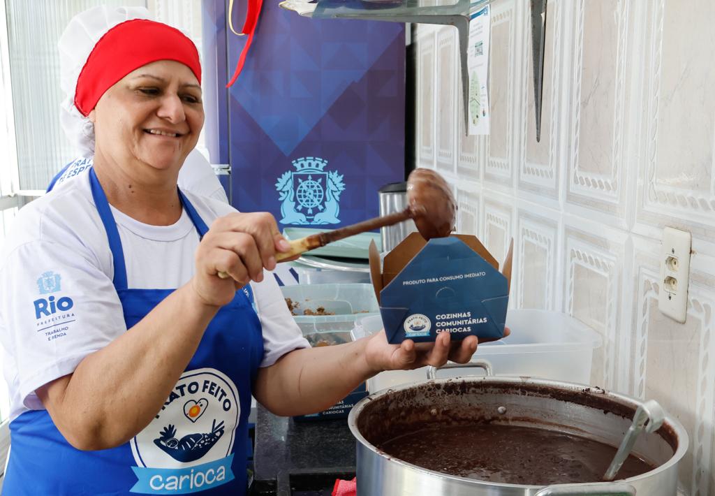 A paraibana Josefa Maria Galdino, de 59 anos e moradora do Terreirão, é uma das cozinheiras da Cozinha Comunitária do Terreirão