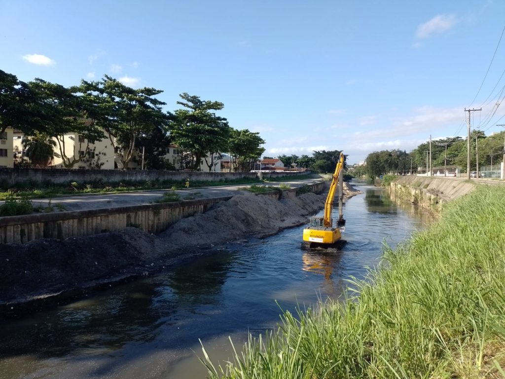 Serviços de limpeza ocorrem no Rio Grande, na Cidade de Deus 