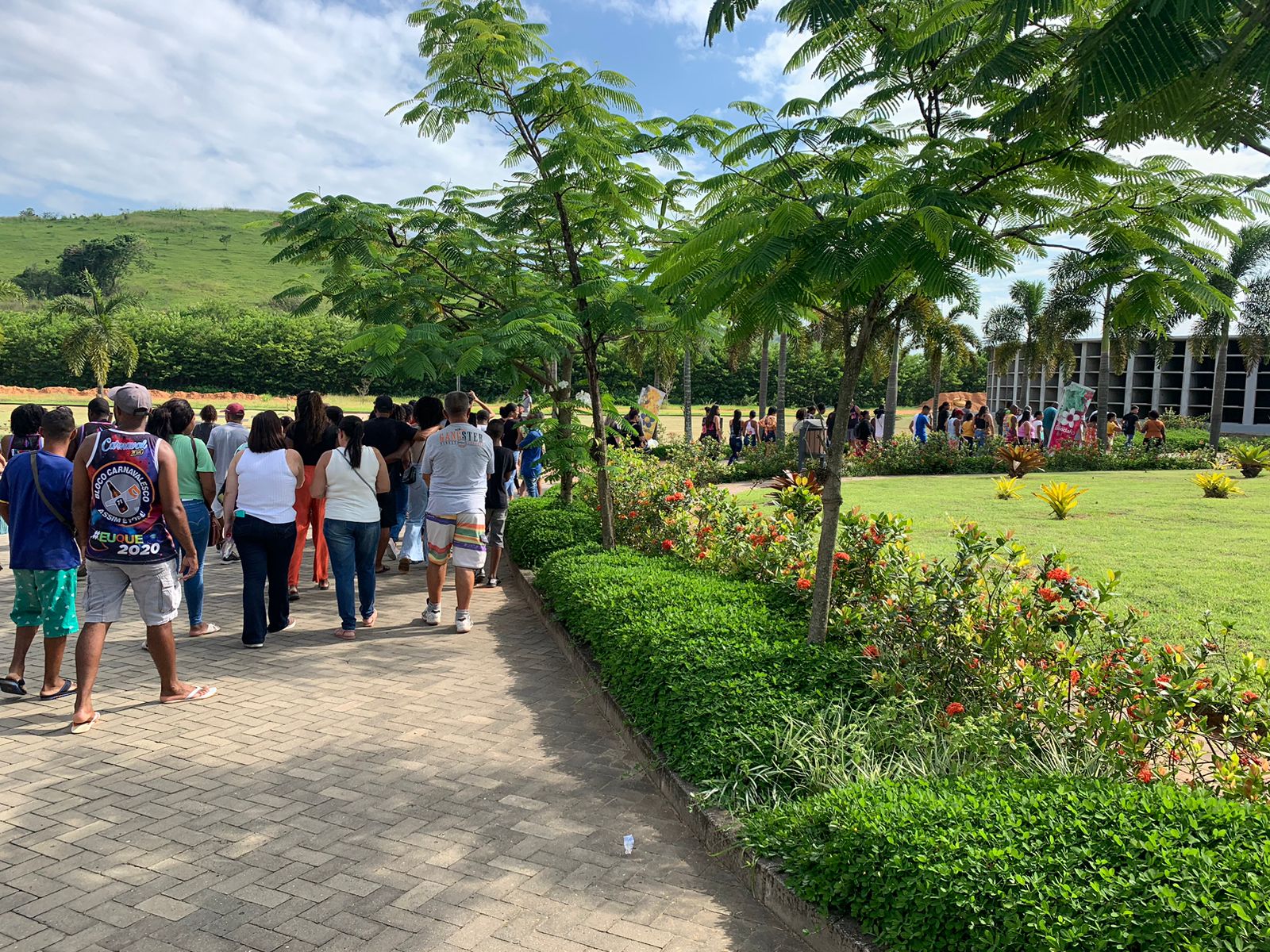 Mototaxista morto em assalto no Arco Metropolitano é enterrado na Baixada (Foto: Camila Moraes/ Super Rádio Tupi)