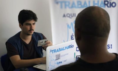 Funcionários do Trabalha Rio cadastram trabalhadores em busca de oportunidades de emprego