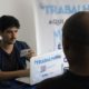 Funcionários do Trabalha Rio cadastram trabalhadores em busca de oportunidades de emprego