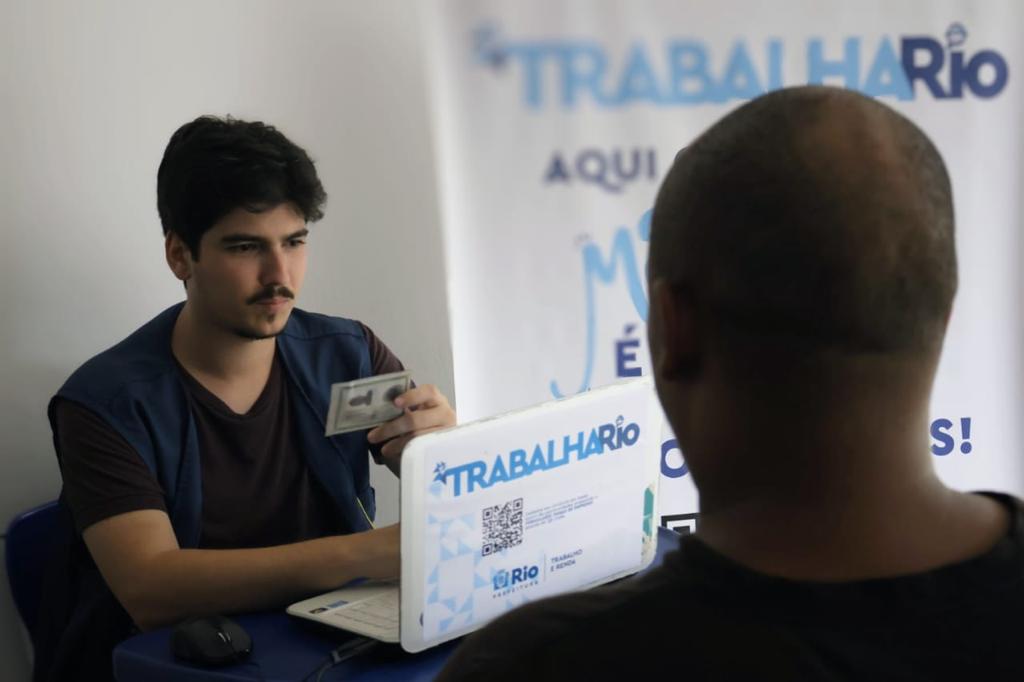 Funcionários do Trabalha Rio cadastram trabalhadores em busca de oportunidades de emprego