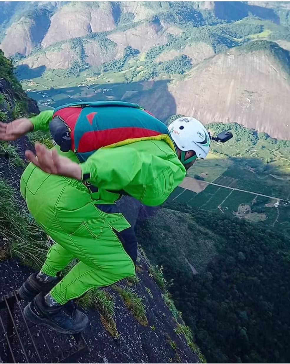 Atleta de base jump morre após saltar da Pedra da Gávea, na Zona Sul do Rio (Foto: Divulgação)