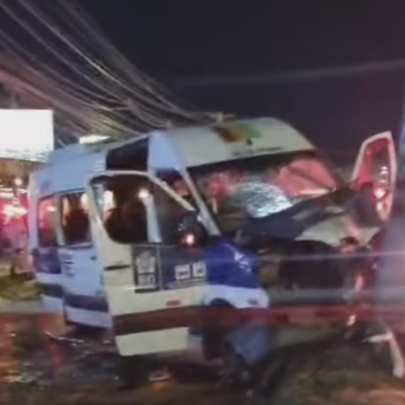 Acidente com van na Barra da Tijuca deixa nove feridos