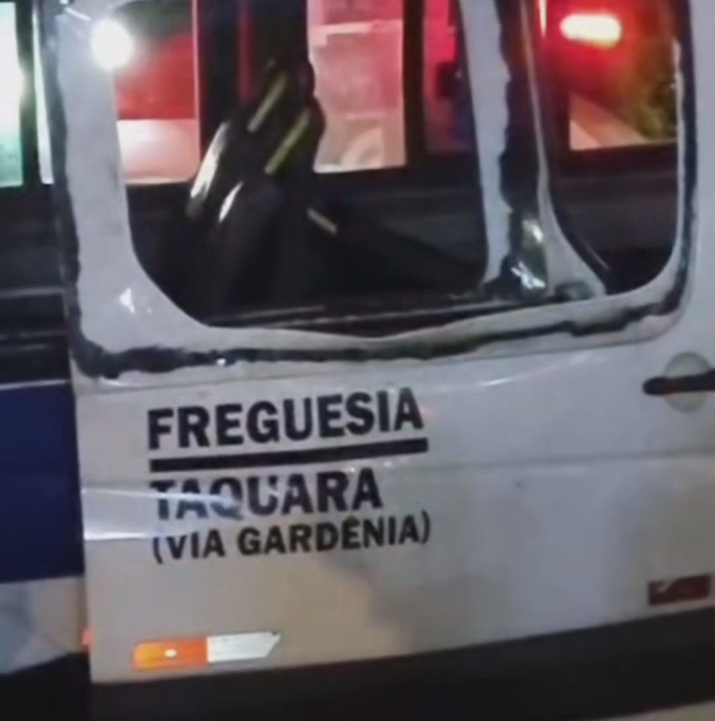 Acidente com van na Barra da Tijuca deixa nove feridos