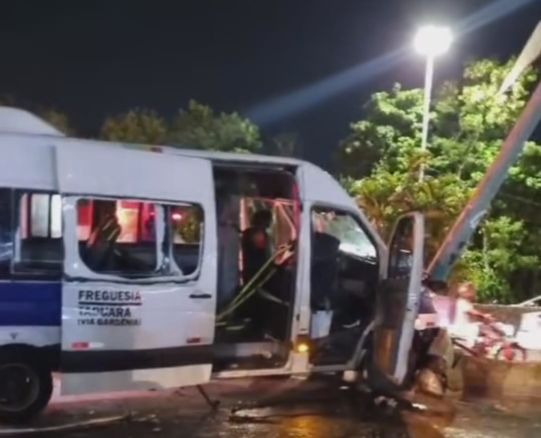 Acidente com van na Barra da Tijuca deixa nove feridos