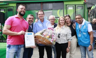 Prefeitura do Rio entrega licenças e carteiras de identificação para vendedores de sacolões (Foto: Roberto Moreyra/ Divulgação: SMTE)