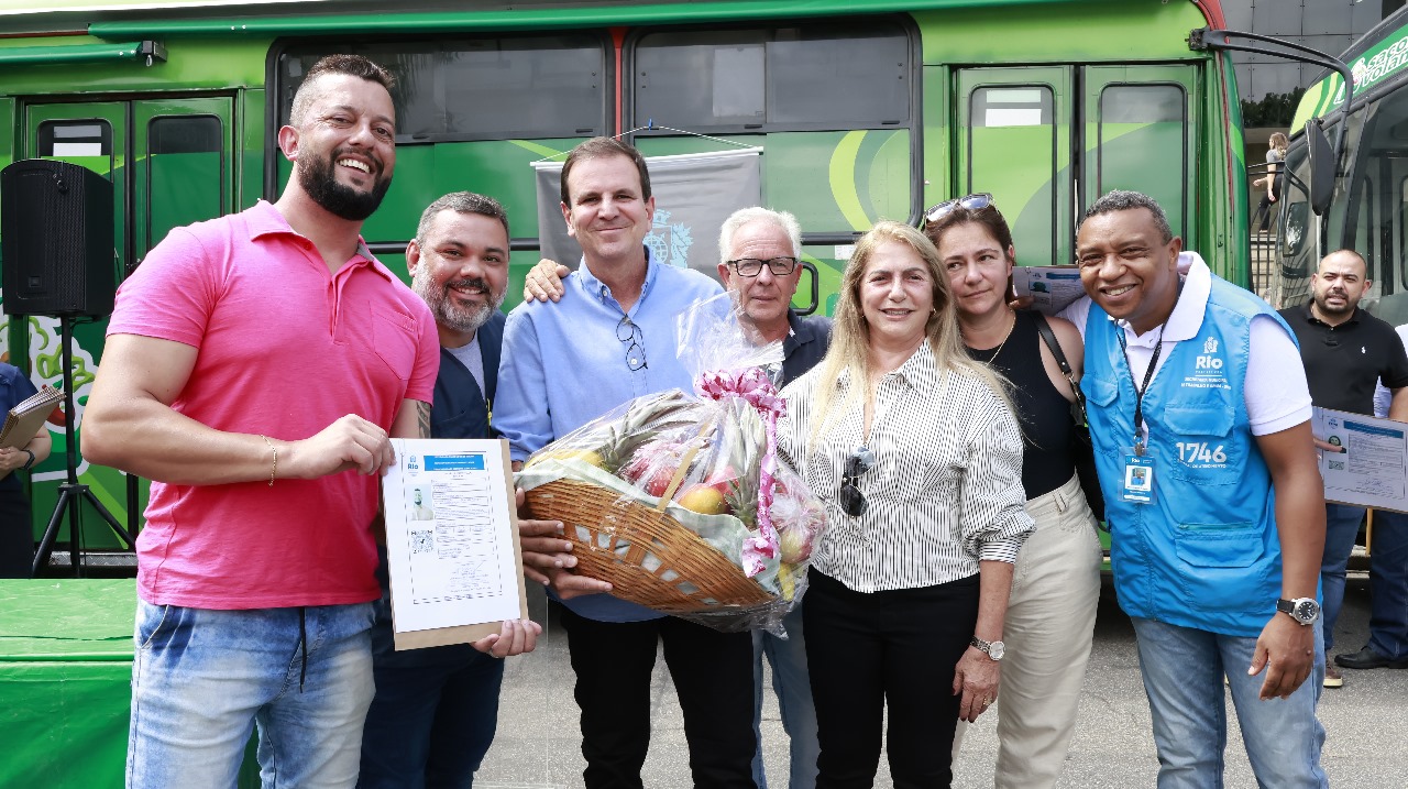 Prefeitura do Rio entrega licenças e carteiras de identificação para vendedores de sacolões (Foto: Roberto Moreyra/ Divulgação: SMTE)