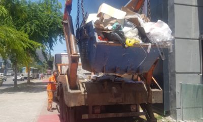 Subprefeitura da Zona Sul remove caçamba de obras que ocupava ciclovia no Leblon (Foto: Divulgação)