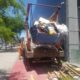 Subprefeitura da Zona Sul remove caçamba de obras que ocupava ciclovia no Leblon (Foto: Divulgação)