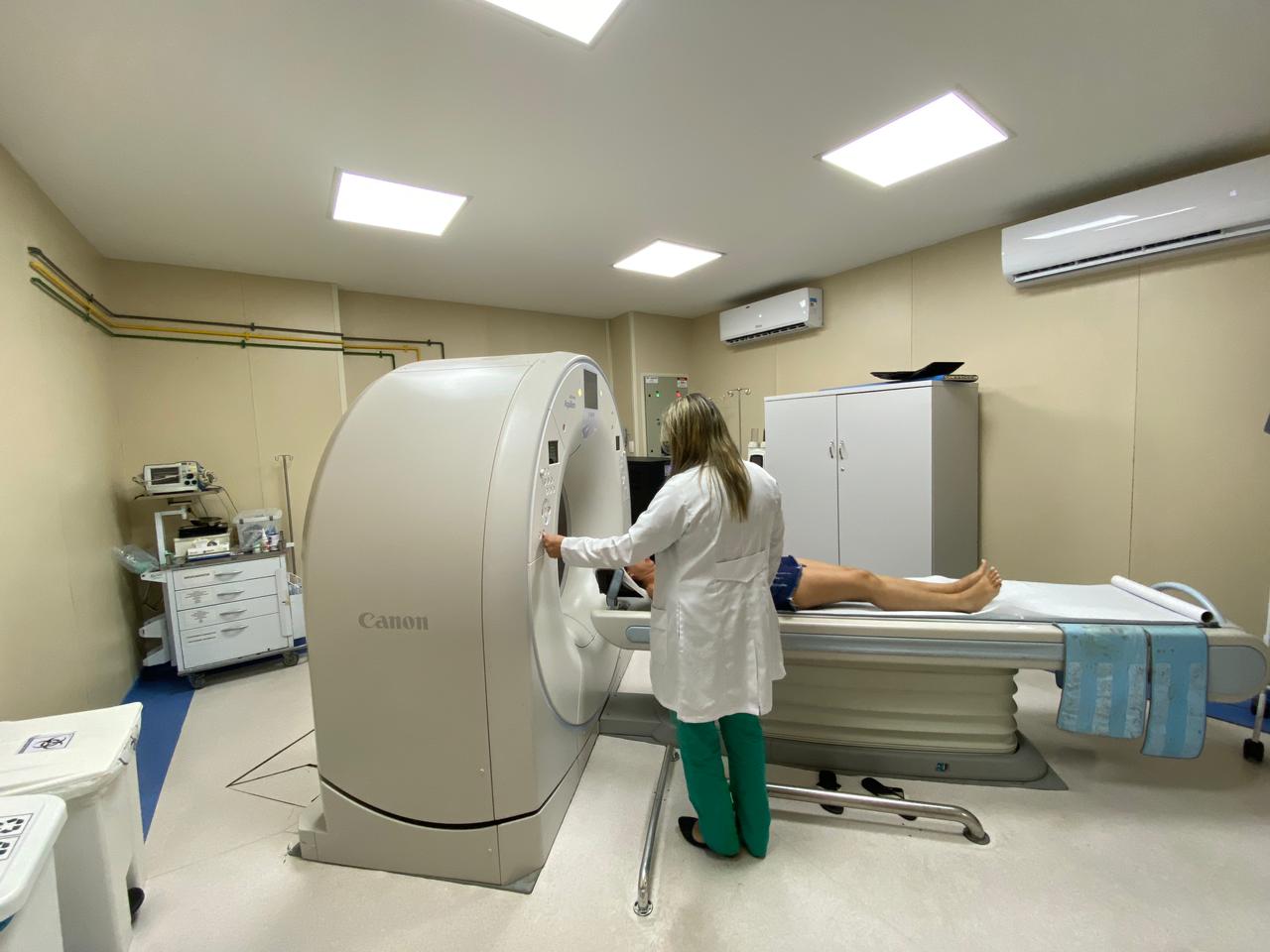 Tomógrafo de última geração do Hospital Azevedo Lima realizou mais de 16 mil exames em apenas 6 meses de funcionamento (Foto: Divulgação)