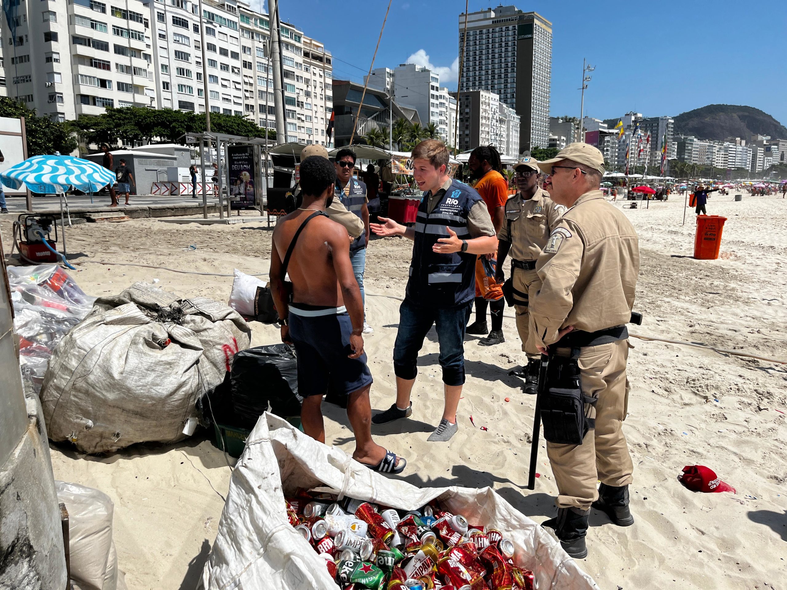 Subprefeitura faz ação de ordenamento em Copacabana para liberar passeio público e garantir a ordem nas areias da praia (Foto: Divulgação)