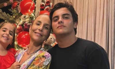 Ivete Sangalo ao lado da família