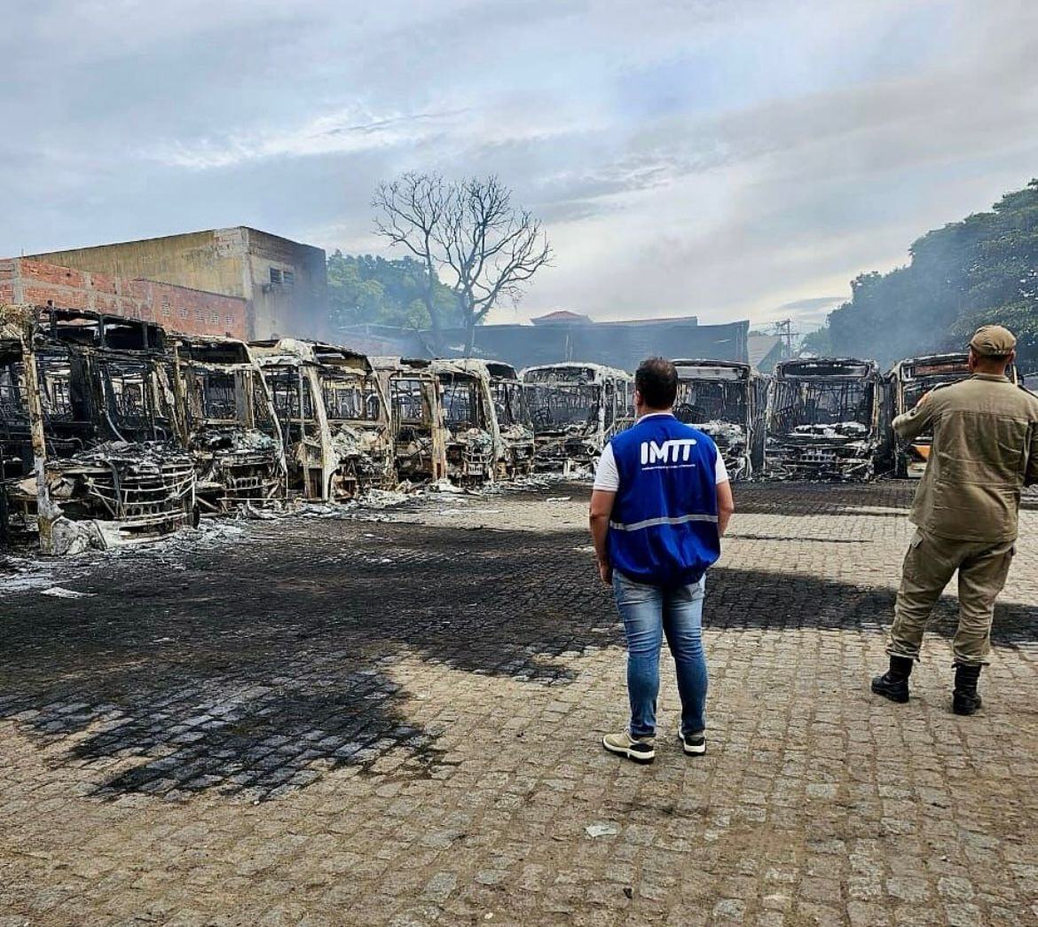 dos 26 veículos que estavam estacionados na garagem, 21 foram destruídos pelo fogo e mais dois ficaram avariados