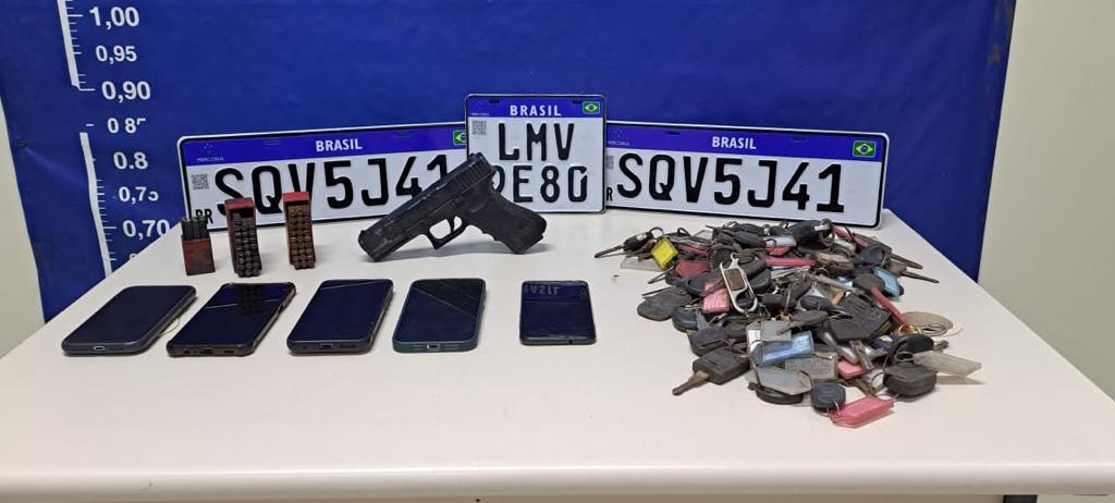 Materiais apreendidos em ação da 34ª DP (Banguu) contra quadrilha especializada em furto e clonagem de veículos (