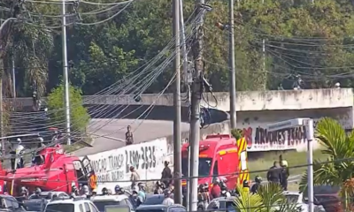 Helicóptero dos bombeiros pousou no meio da pista para socorrer uma vítima do acidente (Foto: Divulgação/Centro de Operações Rio)