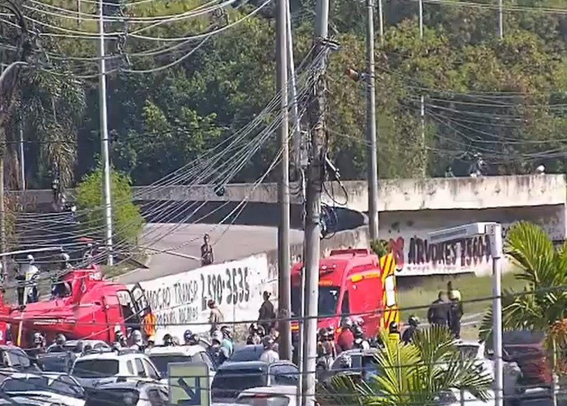 Helicóptero dos bombeiros pousou no meio da pista para socorrer uma vítima do acidente (Foto: Divulgação/Centro de Operações Rio)