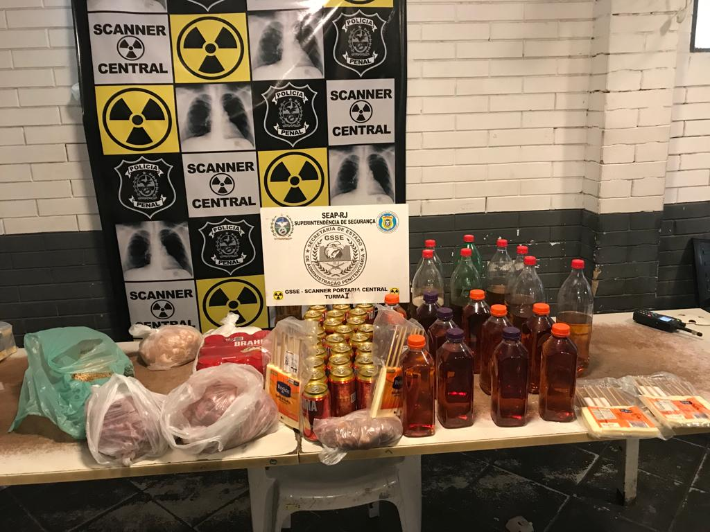 Materiais apreendidos com duas visitantes no Complexo de Gericinó (Foto: Divulgação/Secretaria de Administração Penitenciária do Rio)