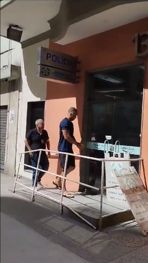 Renan Theodoro de Mouro sendo conduzido à delegacia após ser localizado na casa da namorada em Oswaldo Cruz (Foto: Divulgação)