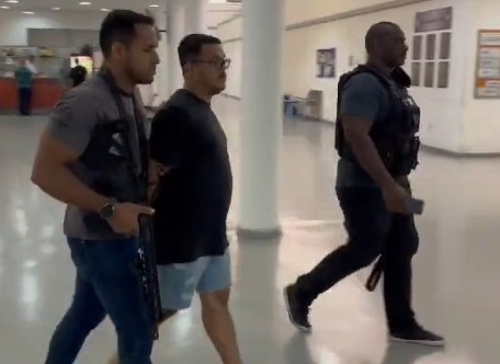 Deleon Leonardo da Silva era responsável por receber armas, carregadores e munições vindos do Paraguai, destinados a organização criminosa que atua no Complexo do Alemão