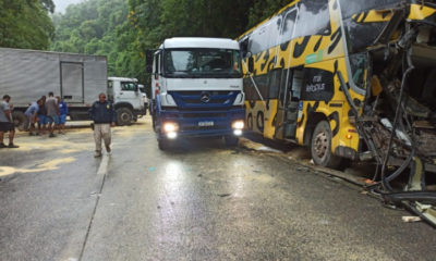 Caminhão envolvido na ocorrência transportava uma carga de milho que derramou na pista após a batida (Foto: Divulgação/Polícia Rodoviária Federal)
