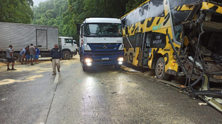 Caminhão envolvido na ocorrência transportava uma carga de milho que derramou na pista após a batida (Foto: Divulgação/Polícia Rodoviária Federal)