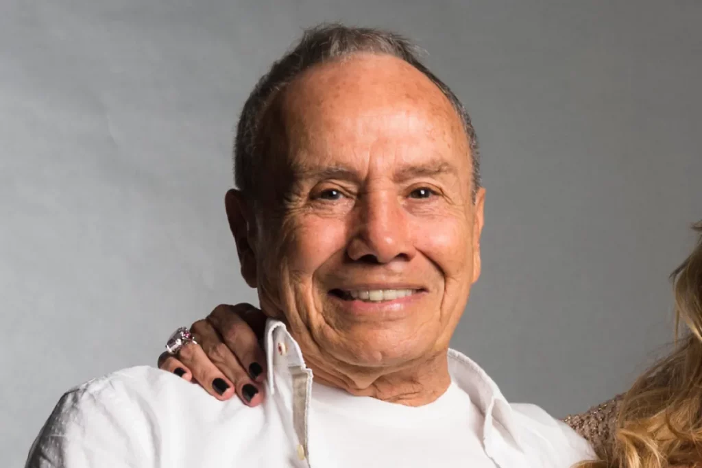 Stênio Garcia recebe alta após dois dias internado