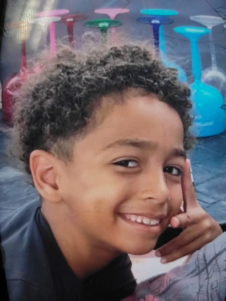 Edson Davi, de seis anos, desapareceu na praia da Barra da Tijuca.