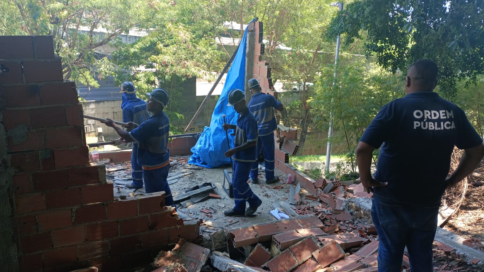 Quatro construções ilegais foram demolidas na saída 5 da Linha Amarela (Foto: Divulgação)