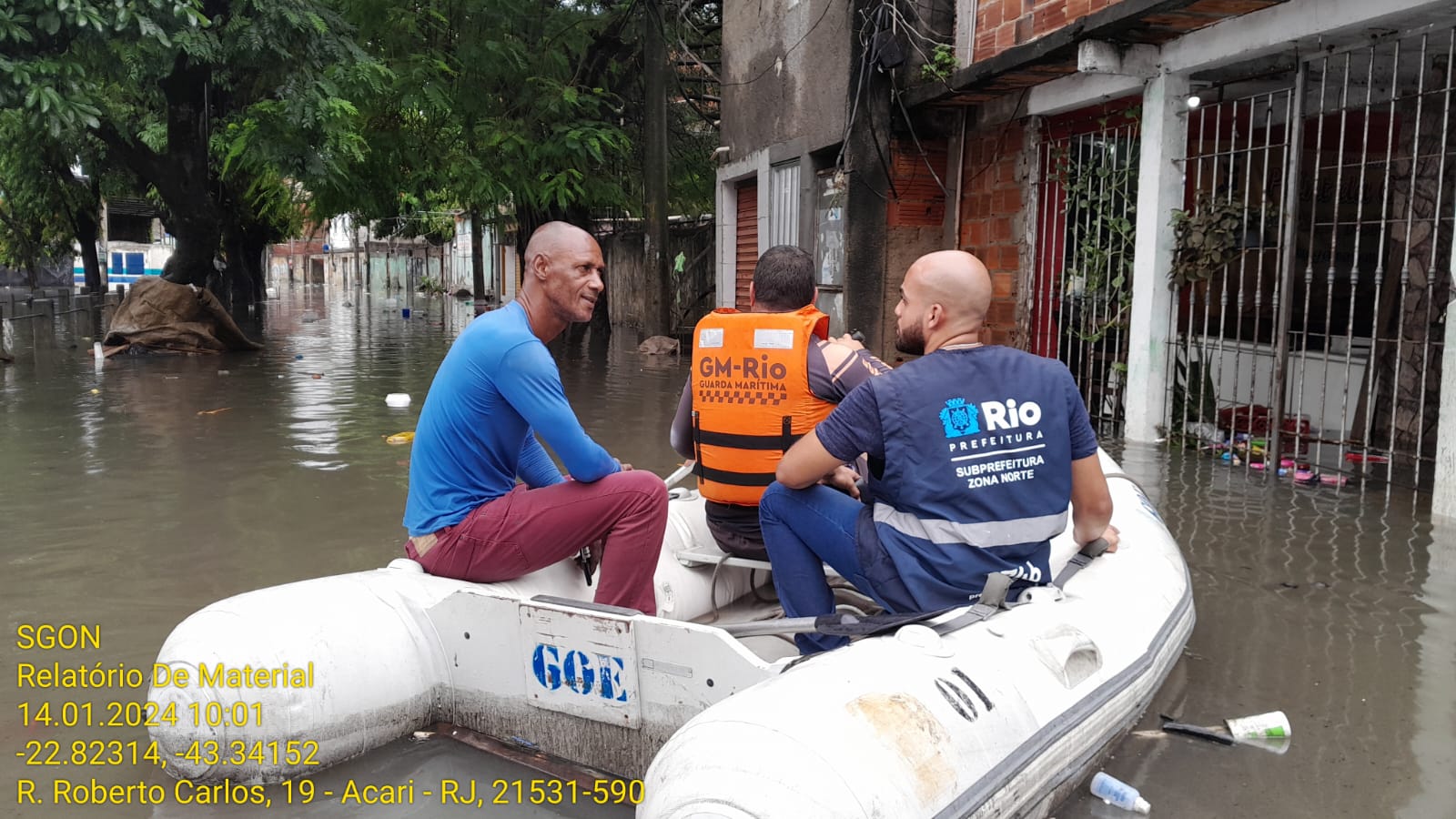Agentes no resgaste das pessoas em suas residências