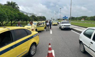 Agentes da SEOP flagram dois taxistas por cobrança no tiro no entorno do Aeroporto Tom Jobim, na Ilha do Governador