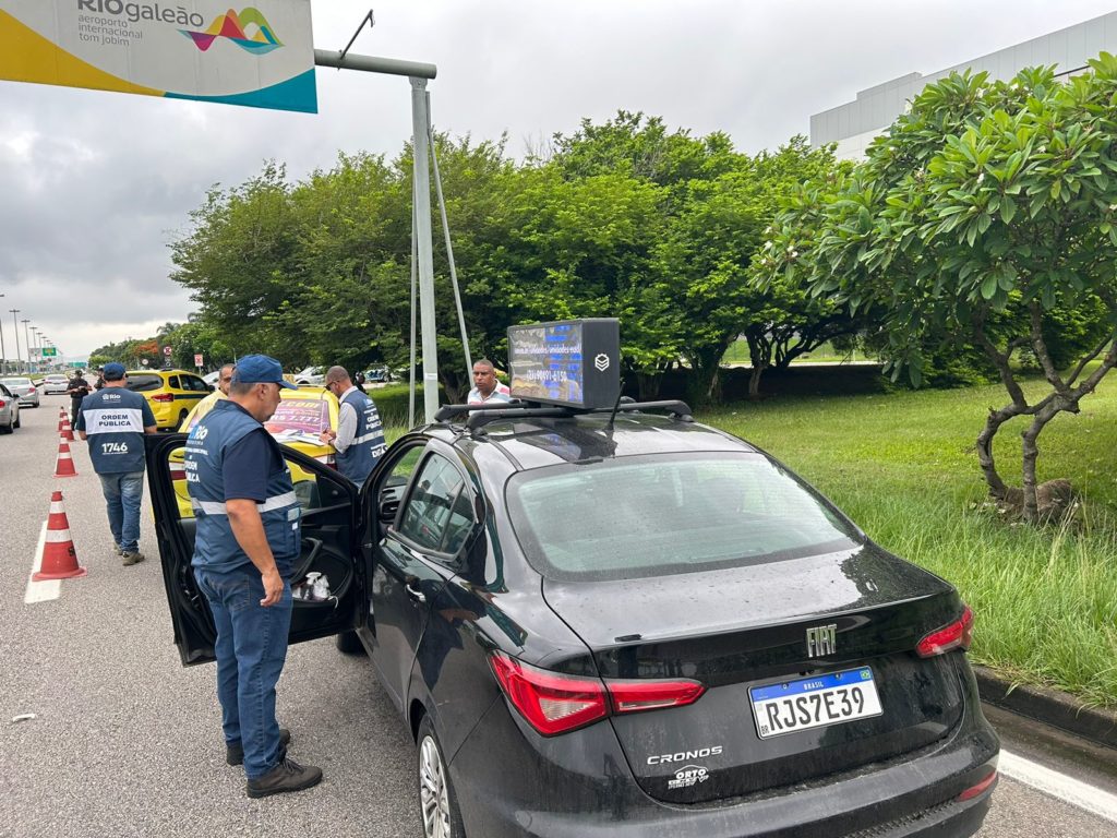 Agentes da SEOP flagram dois taxistas por cobrança no tiro no entorno do Aeroporto Tom Jobim, na Ilha do Governador