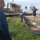 Barcos abandonados são demolidos em operação de ordenamento da SEOP, em Sepetiba (Foto: Divulgação)