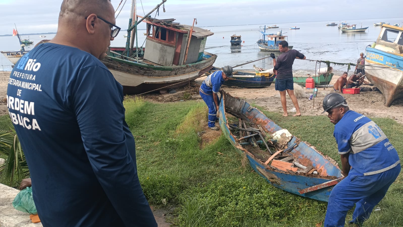 Barcos abandonados são demolidos em operação de ordenamento da SEOP, em Sepetiba (Foto: Divulgação)