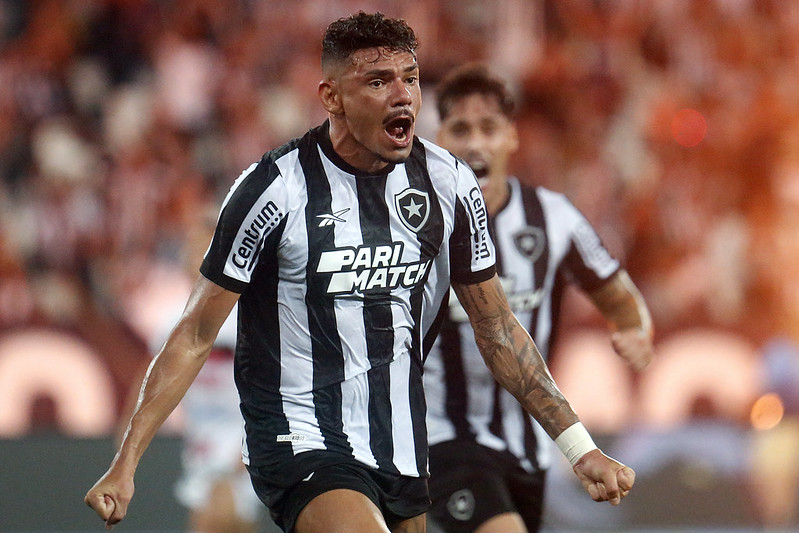 Tiquinho Soares comemora gol contra a Portuguesa pela Taça Guanabara