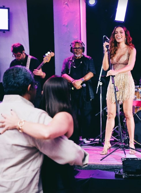 Anitta na festa surpresa do pai