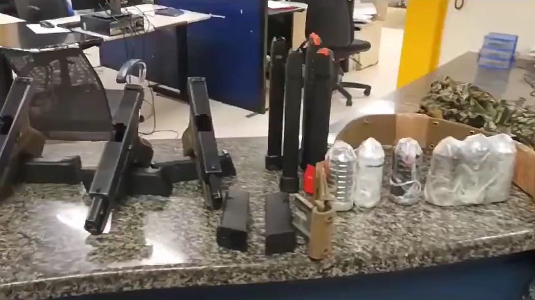 Armamento de guerra é apreendido com criminosos na Linha Amarela