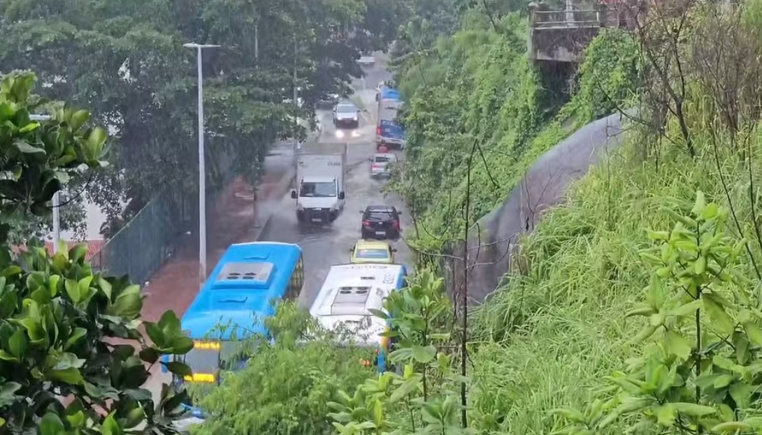 Avenida Niemeyer com bolsões d'água